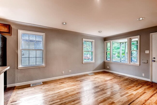 Building Photo - Updated 4-bed, 2-bath home - Blocks from R...
