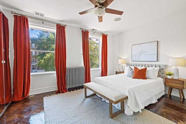 Building Photo - Gorgeous, Spacious 4BR with Updated Kitche...
