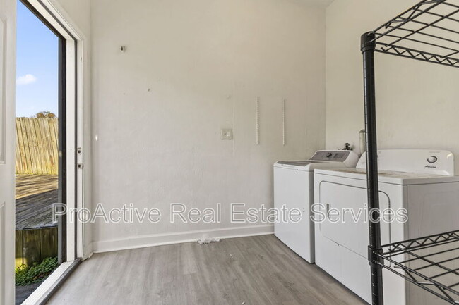 Building Photo - 1018 Wolcott Ave