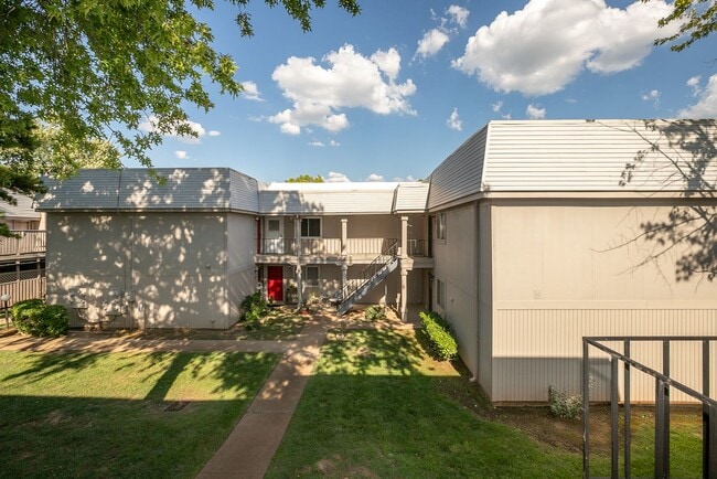 Building Photo - Spacious 3 Bed 2 Bath Condo in Tulsa!