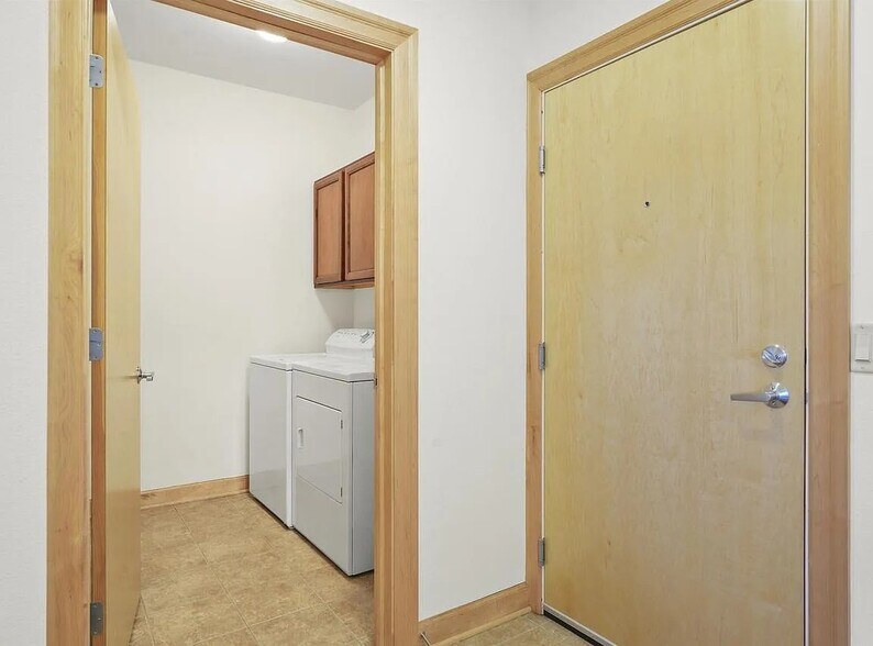 Building Photo - 8253 Mayo Dr