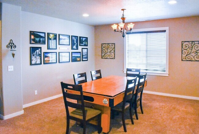 Building Photo - Spacious 5 Bed/2.5 Bath Single Family Home...