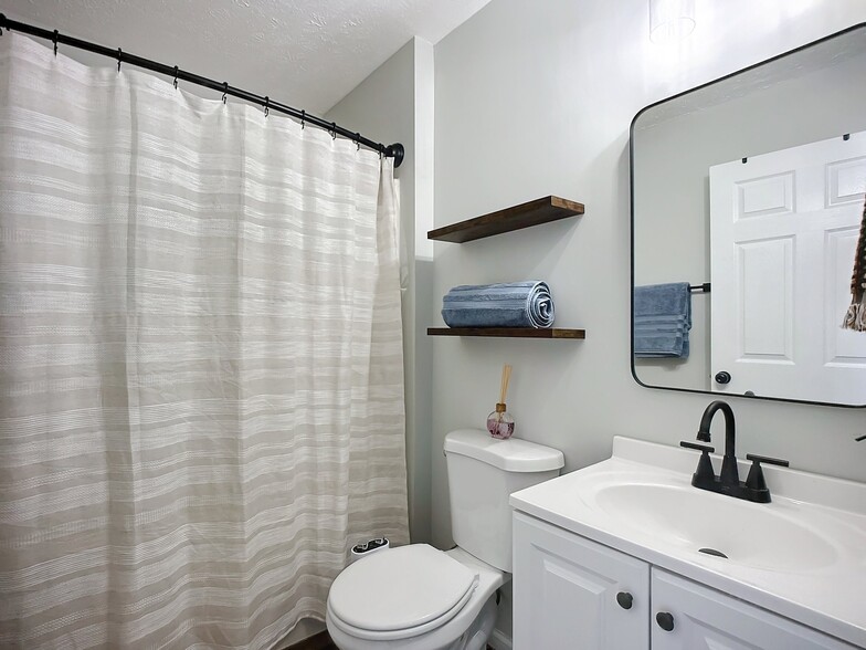 Building Photo - 4131 Eve Dr E