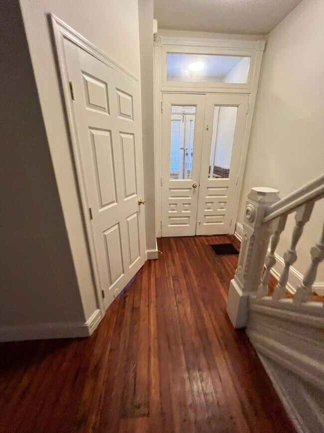 Building Photo - ???Spacious 4 Bedroom 1.5 Bath house locat...
