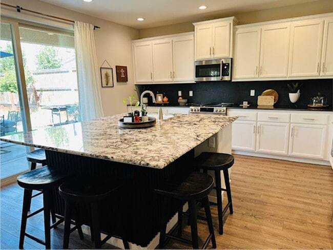 Building Photo - $2,395 Tesoro Viejo Gorgeous 2 Bed + Offic...