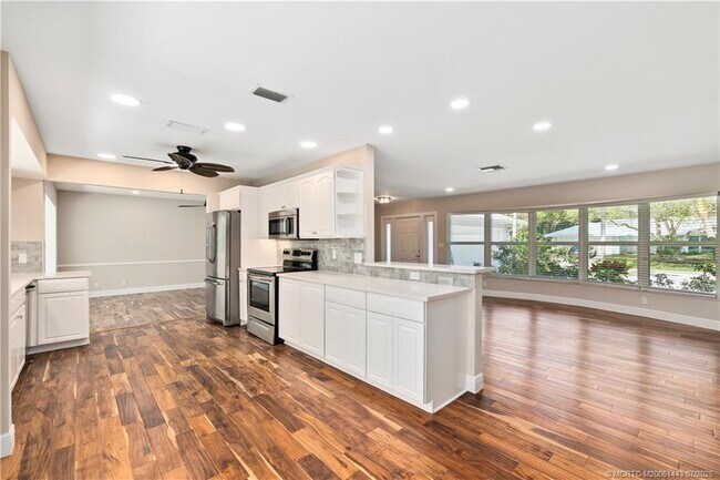 Building Photo - 7 Riverview Dr