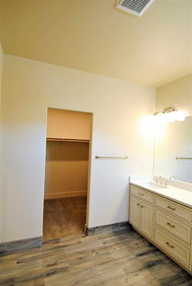 Building Photo - 1712/1714 Danny Boy Ln. Duplex