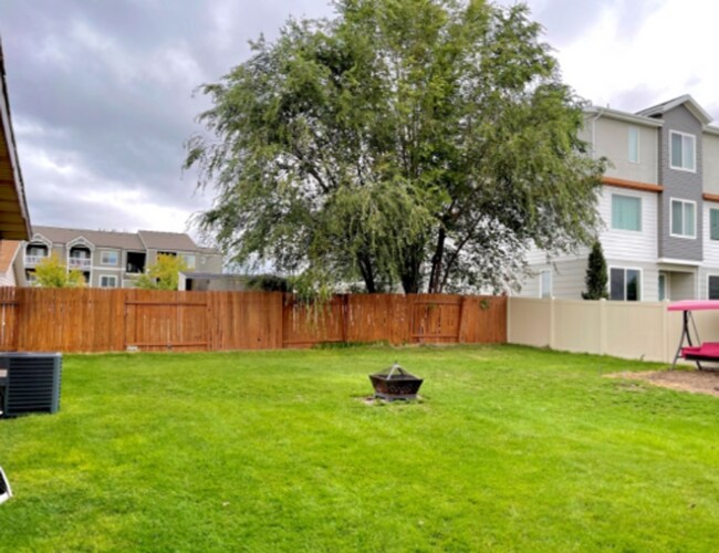 Building Photo - 5 spacious bedrooms, 2.5 bathroom house in Orem