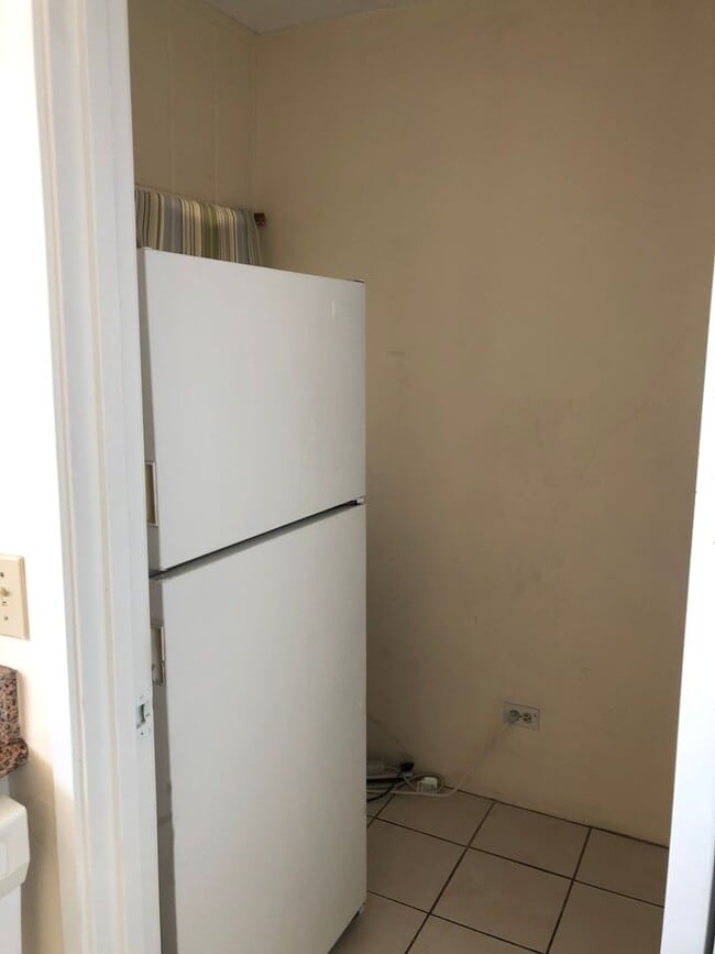 Building Photo - 1/1/2 - Penthouse Unit- Utilities Included - Large Covered Lanai w/Ocean & City Views