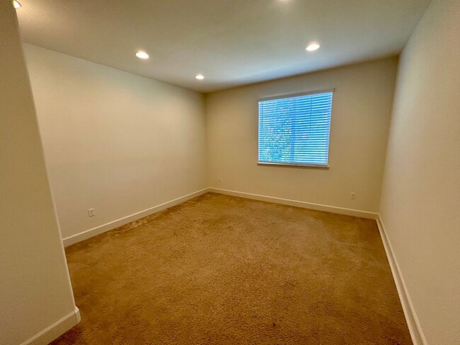 Building Photo - Ideal 4 bedroom home, walking distance to ...