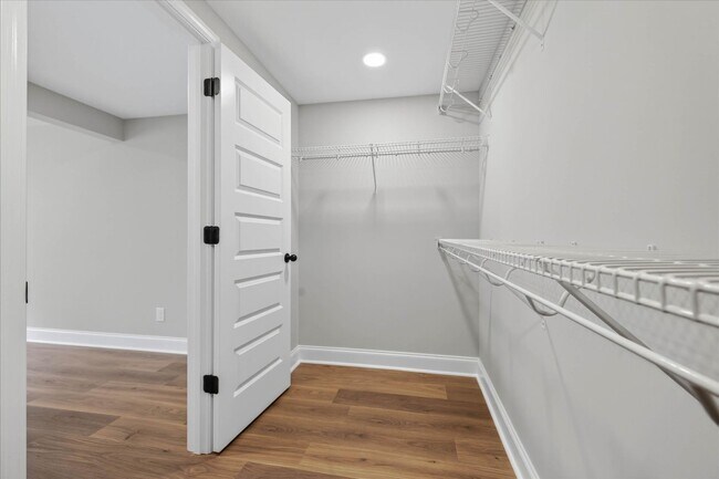Building Photo - 221 Clearview Dr