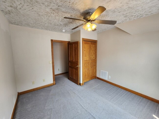 Building Photo - Single Family 3 bedroom 1.5 bath in Moline