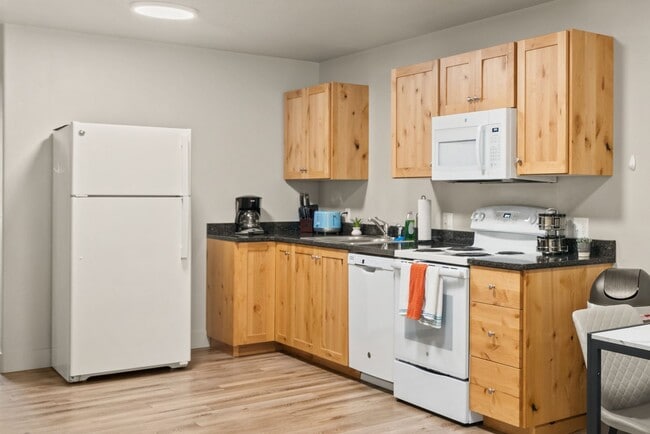 Building Photo - Move-In Ready 3BR Furnished Apartment Near ISU