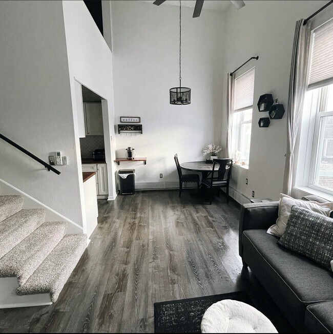 Building Photo - 405 Main St