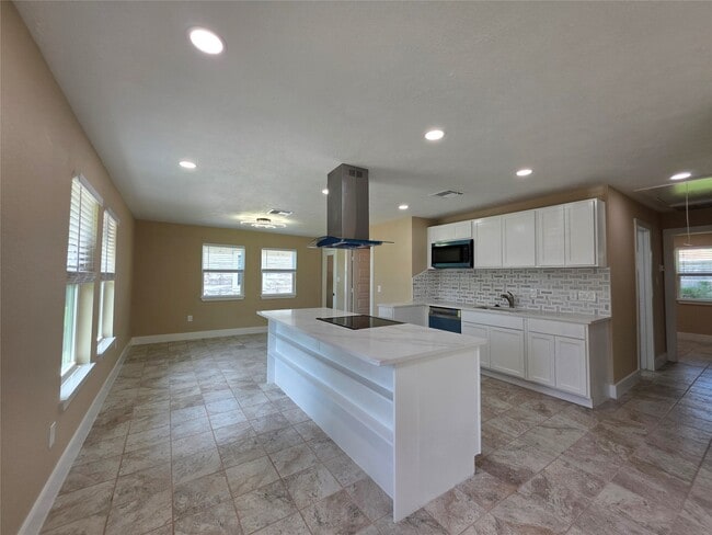 Building Photo - 2306 19th Ave N