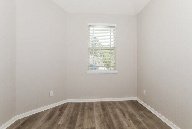 Building Photo - 15153 Meadow Glen S