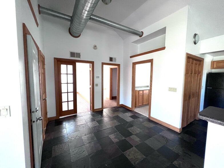 Lots of light, vaulted ceilings - 1400 College Ave