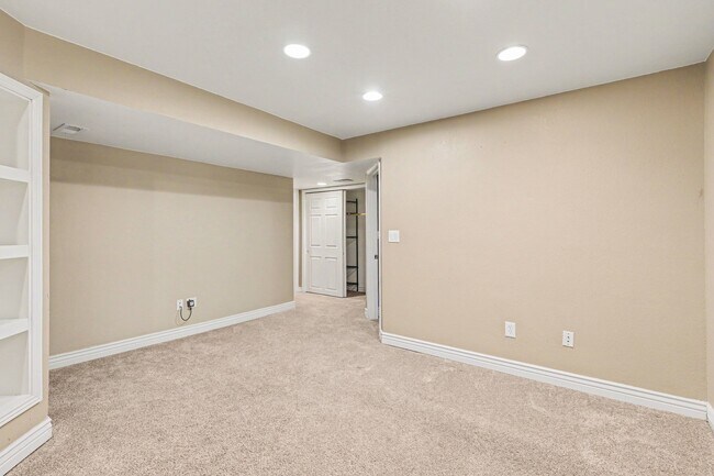 Building Photo - 2669 S Deframe Cir