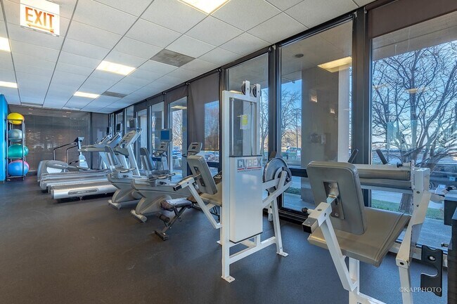 Building Photo - 6700 S South Shore Dr