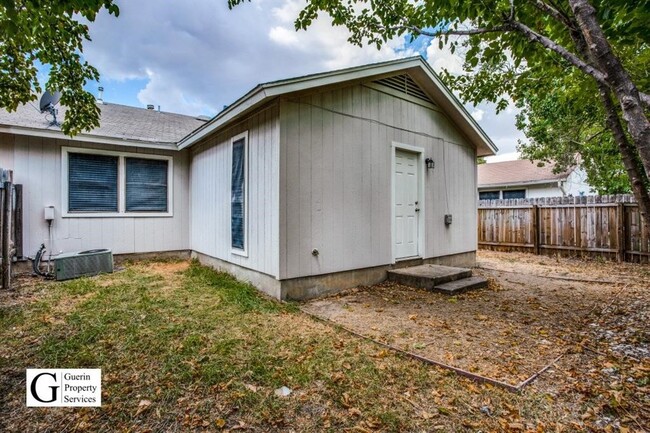Building Photo - 1001 Hyridge St
