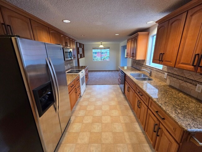 Building Photo - 2136 N 187th St