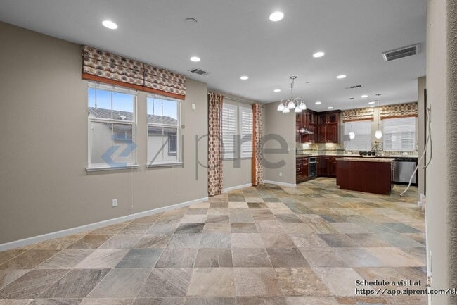 Building Photo - 137 Burbank St