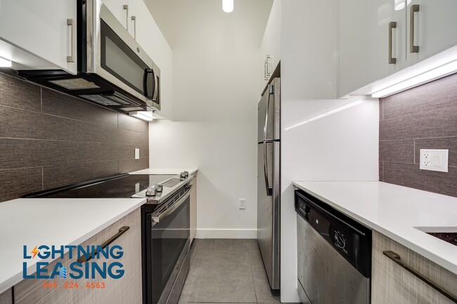 Building Photo - 939 S Broadway-1008
