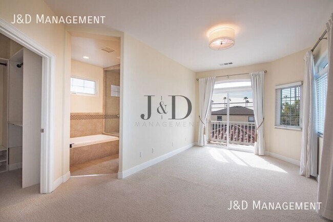 Building Photo - 105 S Ditmar St