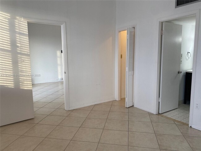 Building Photo - 18031 Biscayne Blvd
