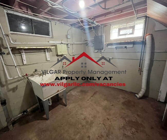 Building Photo - Step into comfort and convenience with this spacious 3-bedroom, 1-bathroom single-family home des...