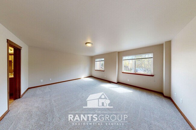 Building Photo - Spacious and Versatile Home in Sought-Afte...