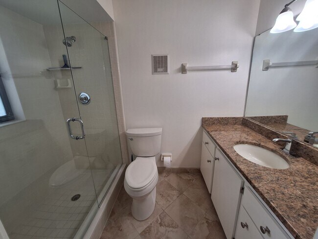 Building Photo - Adorable 2BR 2BA duplex in Shangr La Village