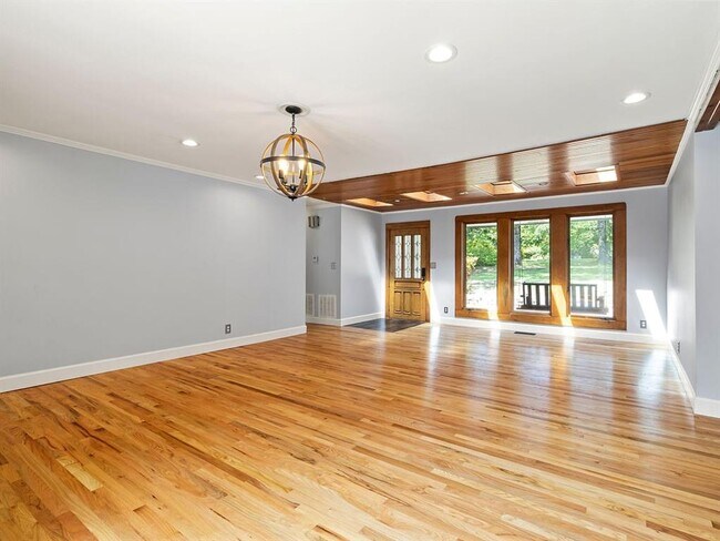 Building Photo - 1113 E Walnut St