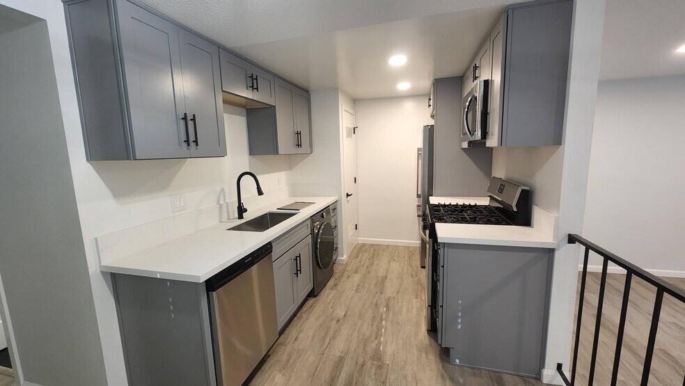 Kitchen - 579 James Ave