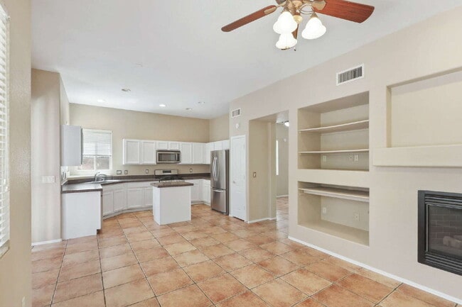 Building Photo - "Charming 3-Bed, 2-Bath Oasis in Tucson – Spacious 1717 Sq Ft Gem!"