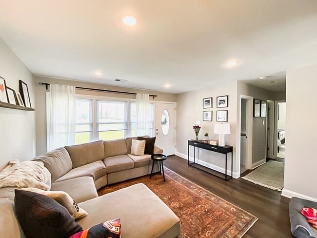 Building Photo - Immaculately Renovated 3 Bedroom 1.5 Bathr...