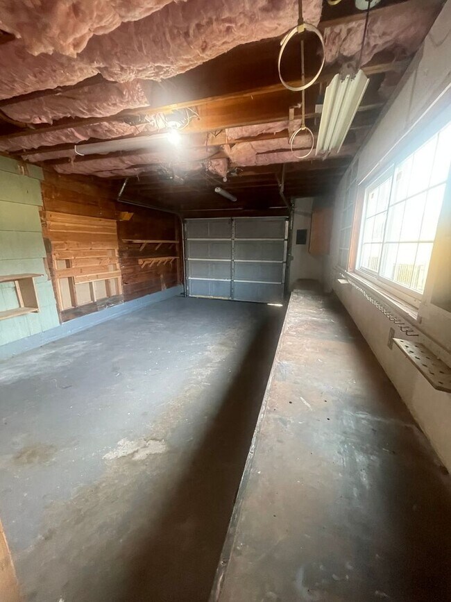 Building Photo - 515 E Elmore St