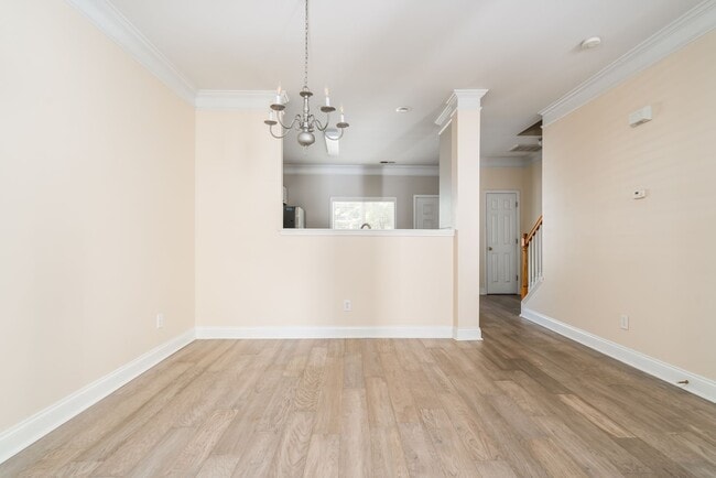 Building Photo - Move-In Ready & Updated Hampton Forest Tow...