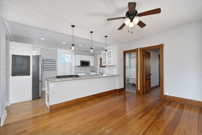 Building Photo - 2892 Markbreit Ave