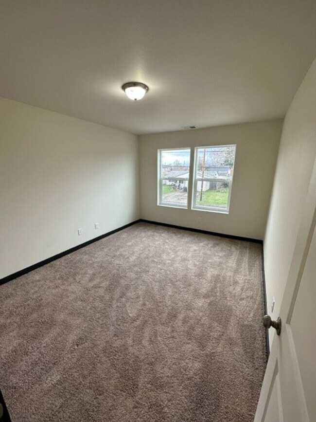 Building Photo - Newer Construction & Pet Friendly! 3 Bed 2.5 Bath Home Available!