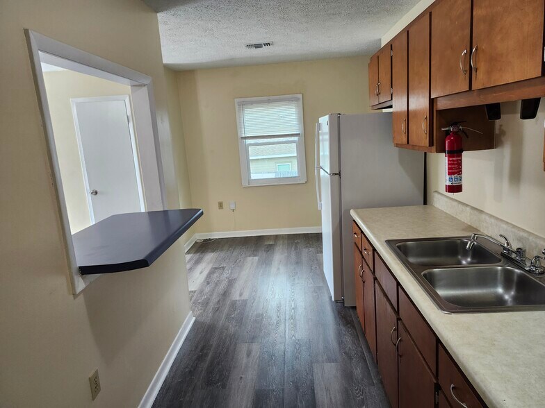 Kitchen and bar - 5230 Beach Dr