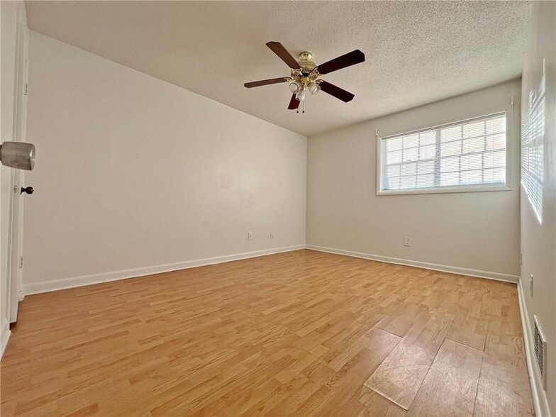 Building Photo - 2946 N Dekalb Dr