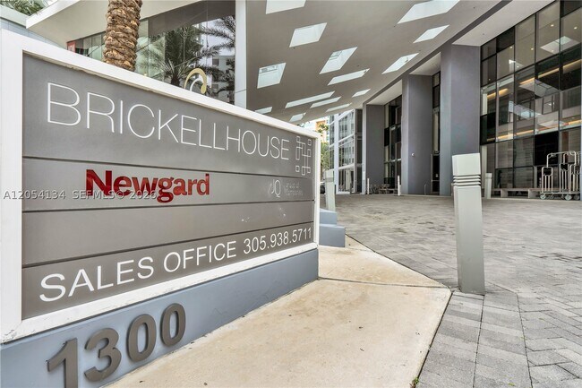 Building Photo - 1300 Brickell Bay Dr