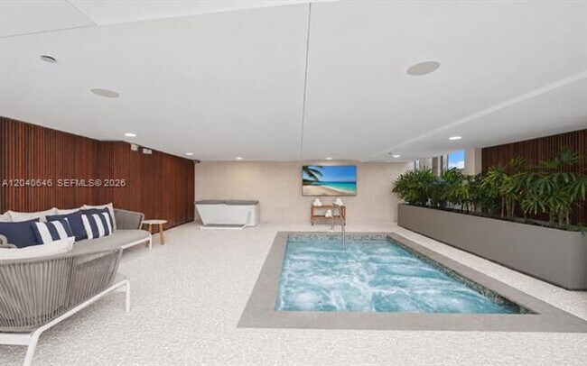 Building Photo - 17001 Collins Ave