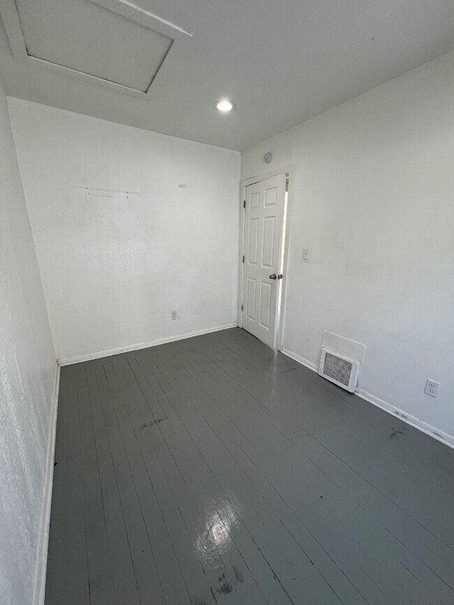 Building Photo - 2272 Avon St