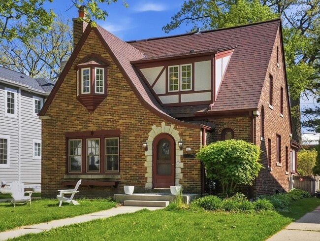 Building Photo - 817 E Sylvan Ave