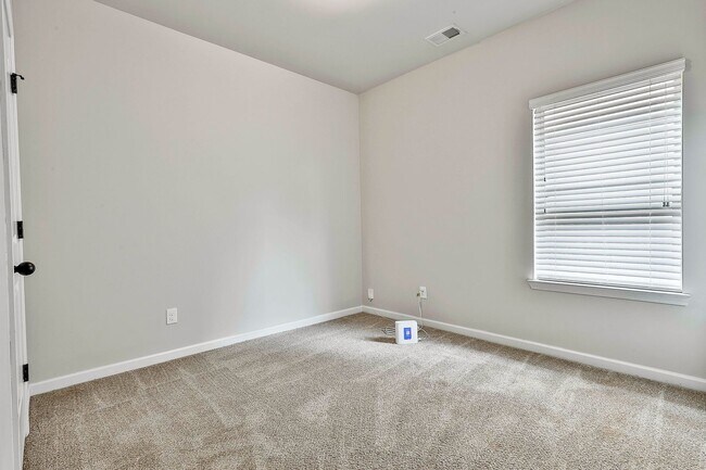 Building Photo - McDonough Home Spacious and Close to Everything!