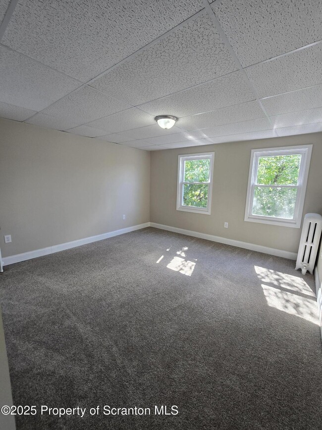 Building Photo - 323 Larch St