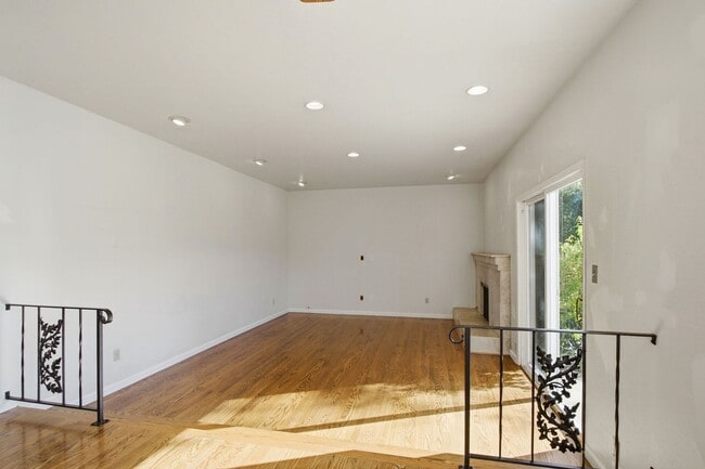 Building Photo - 6137 Banner Dr