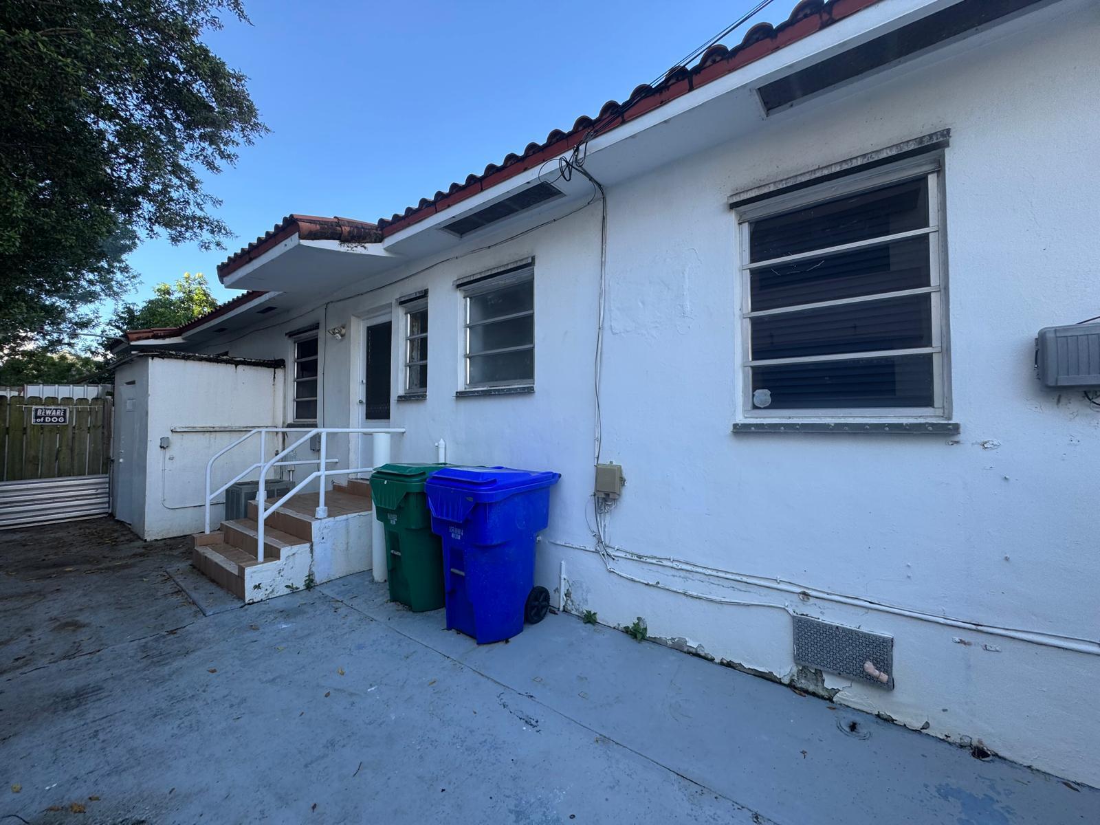 Building Photo - 2732 SW 23rd Ter